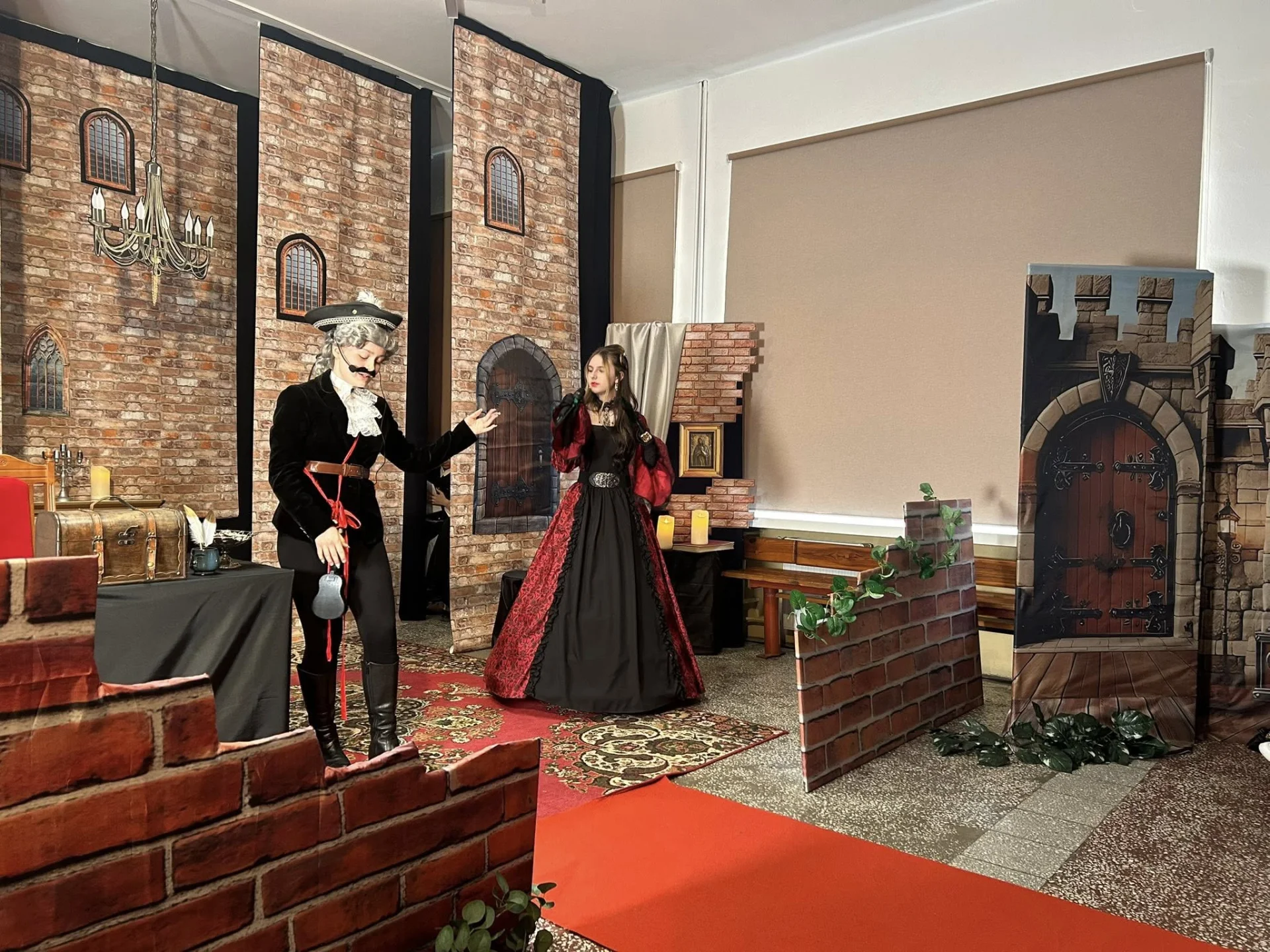 Uczniowie klas 8 na "Zemście" w wykonaniu uczniów z SP2 Iława